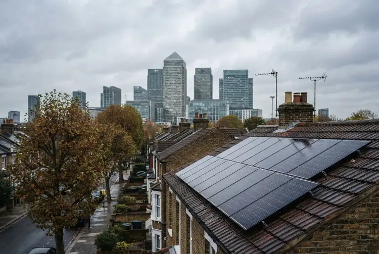 Climate Risk and Fossil Fuels Pressure Insurance and Decarbonisation