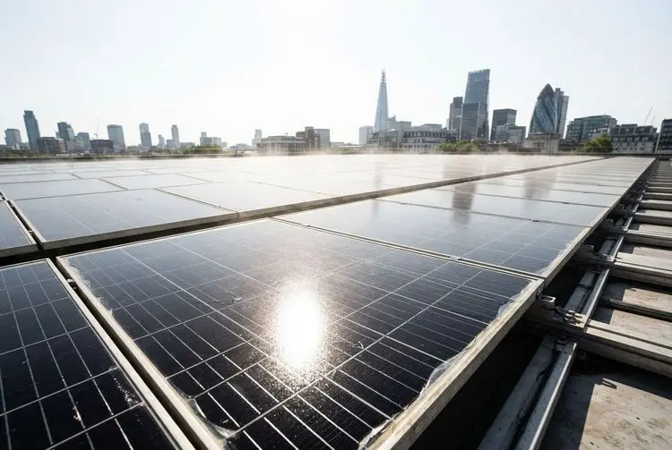 Heatwaves slash solar panel efficiency as UK adds 172,000 installations