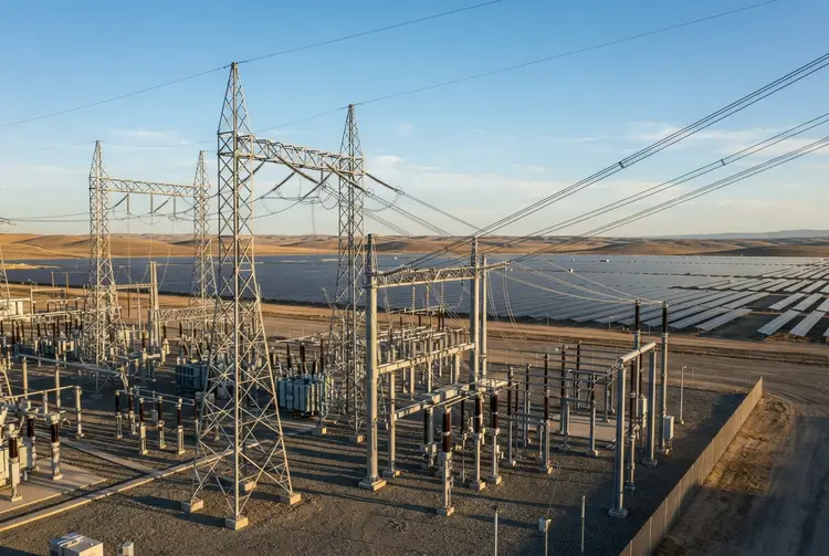 IRENA: investimento na rede elétrica deve atingir 1 bilião de dólares por ano até 2035