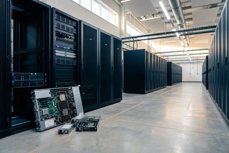 IT-Emissionen der britischen Regierung sinken im Jahr 2024 um 13%