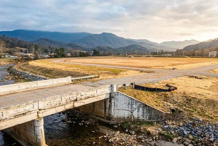 US Solar Market Balances Municipal Constraints, Regulatory Hurdles, and Innovation